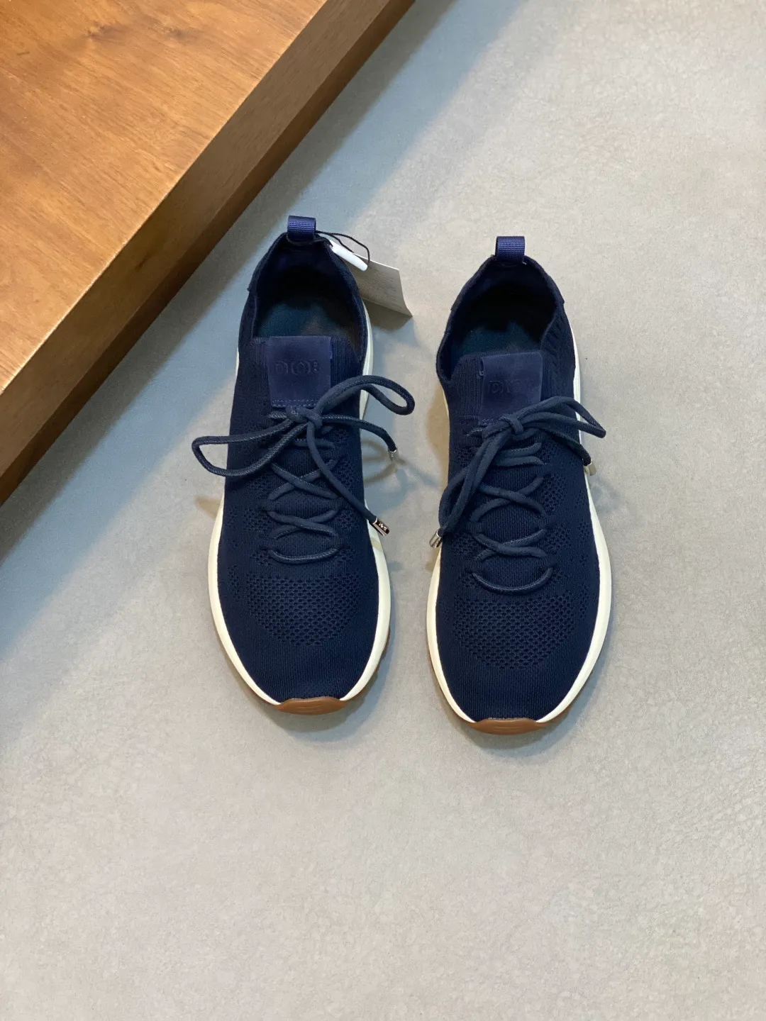 Men's shoes 💰620 Dior's latest men's fashion sneakers. This item draws inspiration from retro jogging shoes. Featuring a thick, low-top design, it features a mesh fabric upper and an ultra-light rubber foam sole. The side is decorated with an embossed "Di~r" logo. Code number: 39-44 (order 38, 45, 46)
